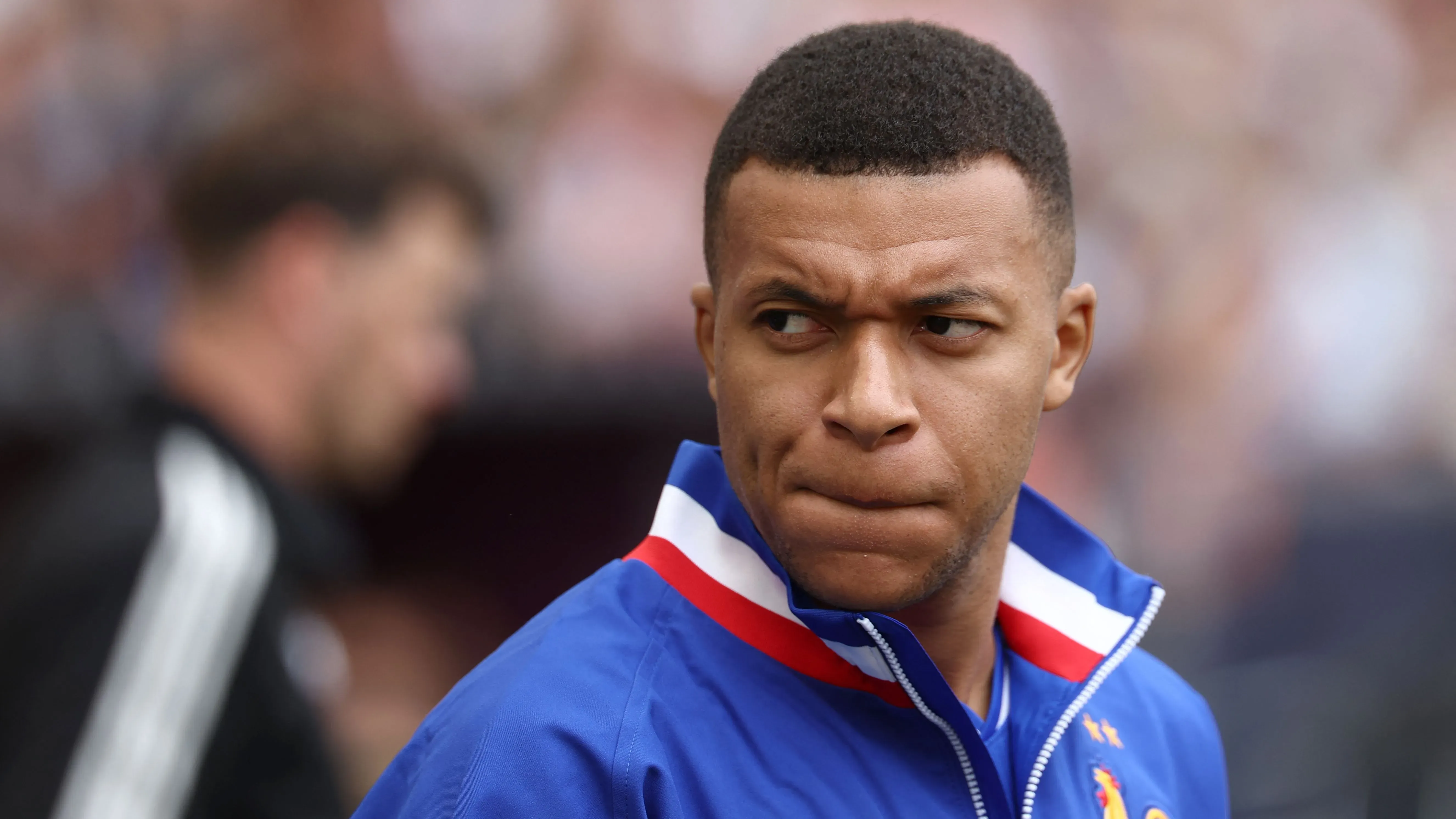 كيليان مبابي يظهر بملابس رياضية، يعبر عن مشاعر الإحباط تجاه باريس سان جيرمان بعد دعوى تحرش أخلاقي ضد النادي.