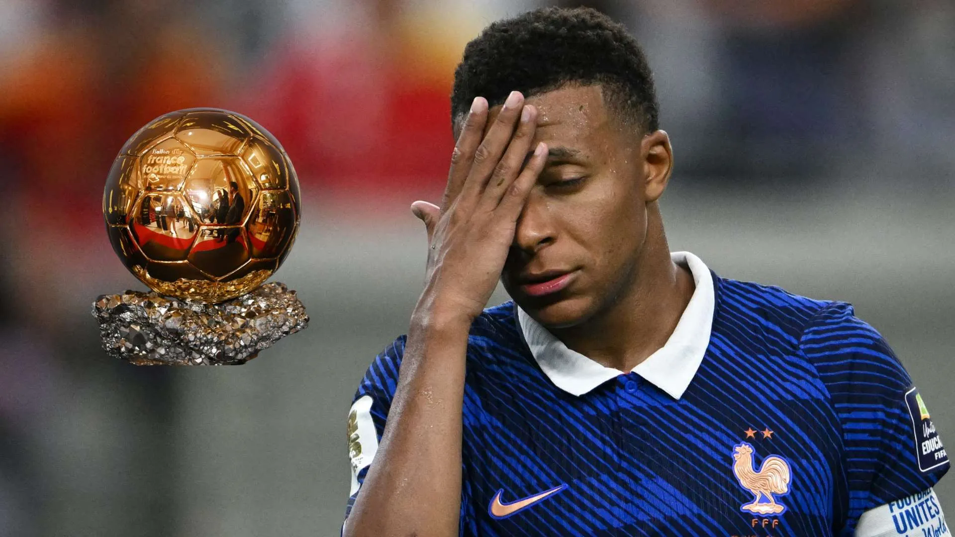 كيليان مبابي بزي منتخب فرنسا يظهر تعبير خيبة أمل بجانب كرة القدم الذهبية، مع تسليط الضوء على تحديات الفوز بالكرة الذهبية دون ألقاب كبرى.