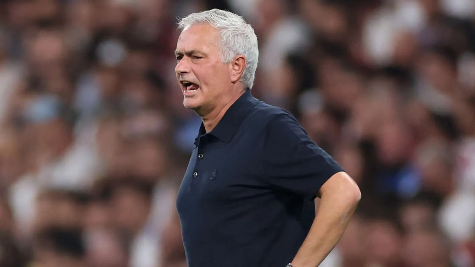 جوزيه مورينيو مدرب ريال مدريد يظهر بقلق خلال مباراة الدوري الإسباني، مع التركيز على إدارة إرهاق اللاعبين.
