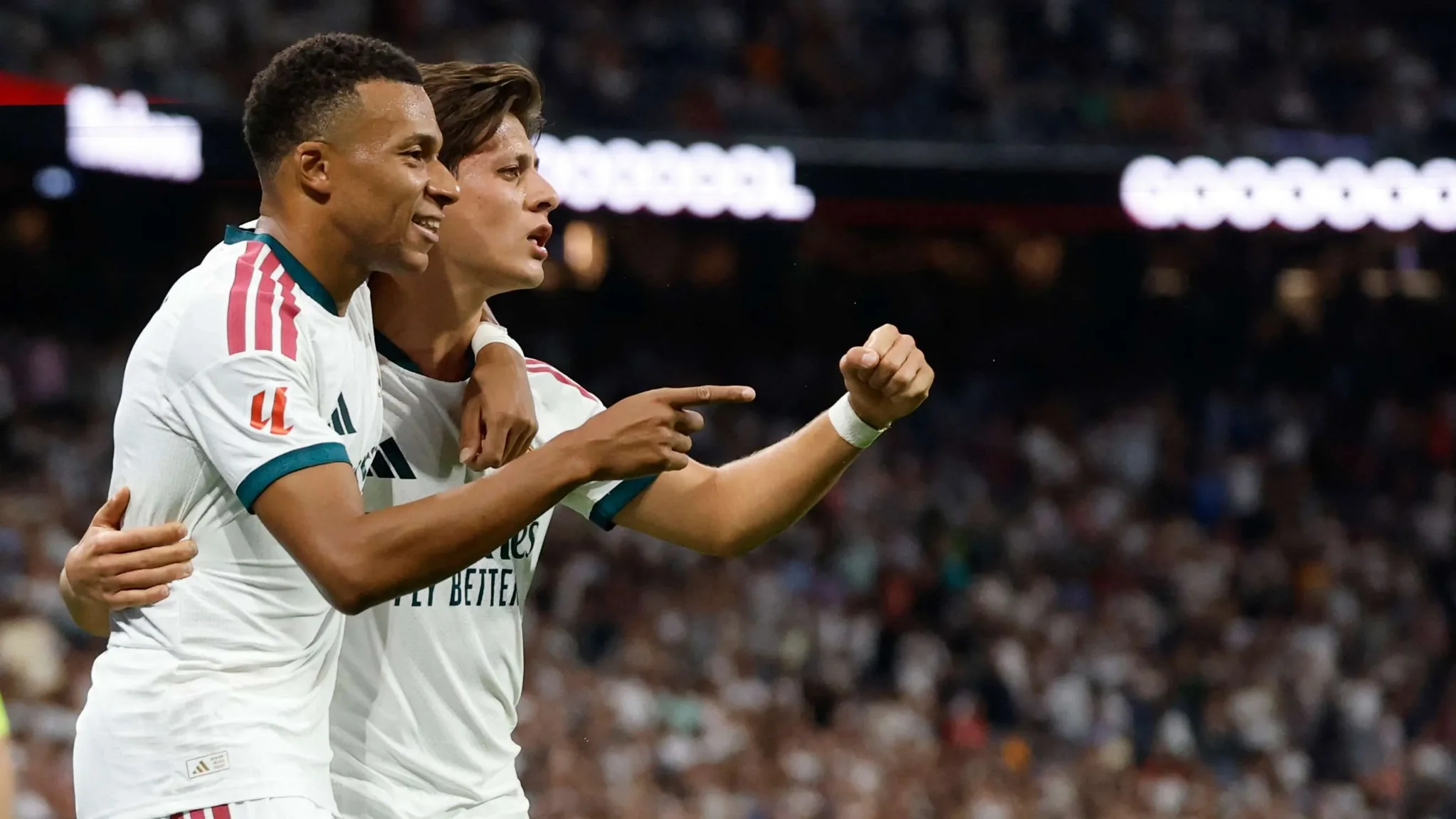لاعبا ريال مدريد يحتفلان بهدف في مباراة الدوري الإسباني، مع أداء قوي لـ مبابي الذي سجل هدفين ضد رايو فاليكانو.
