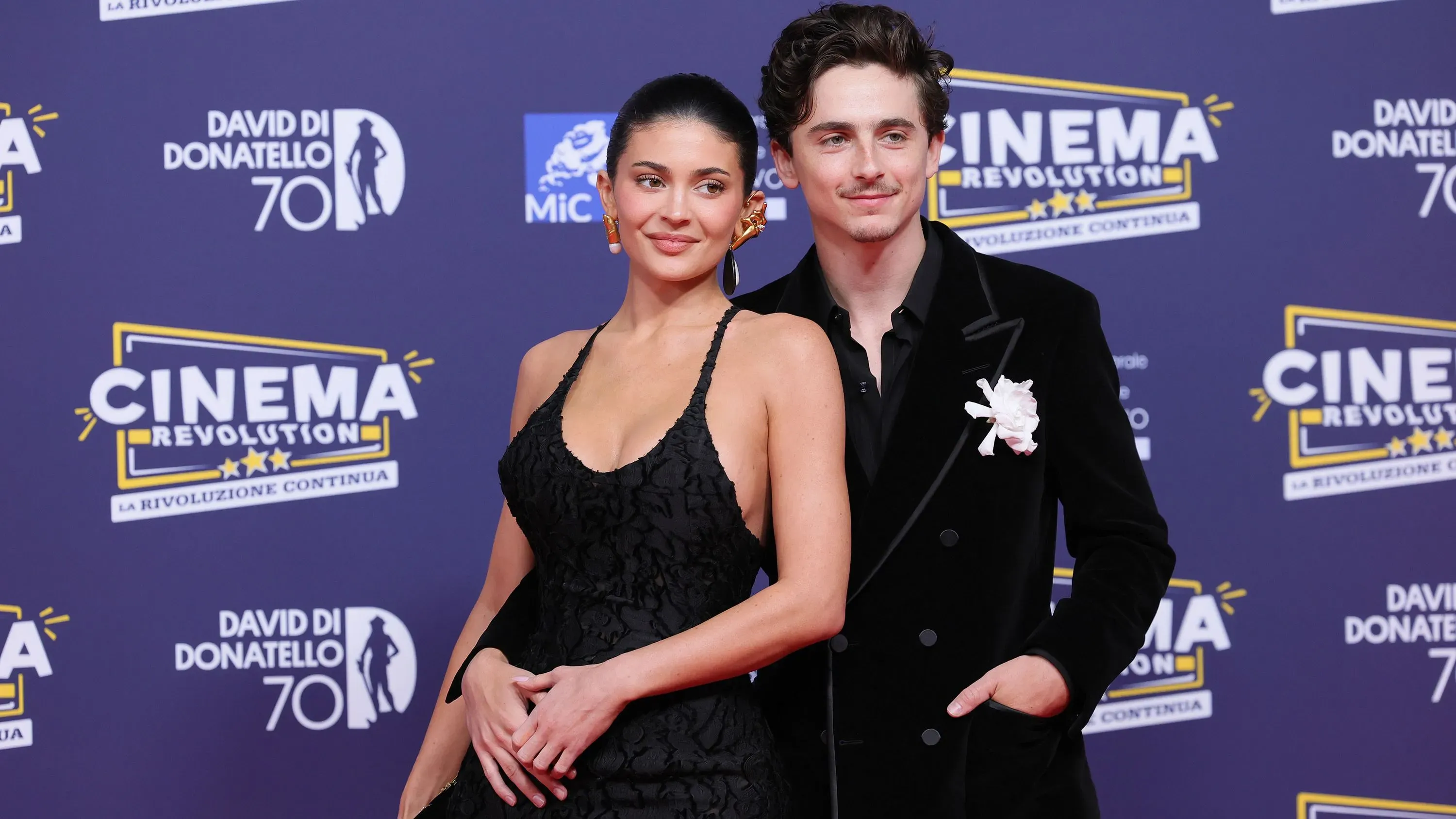 كيندال جينر وتيموثي شالاميت يتألقان في حفل توزيع جوائز ديفيد دي دوناتيلو السبعين في روما، مرتديين ملابس سوداء وأيديهما متشابكة.