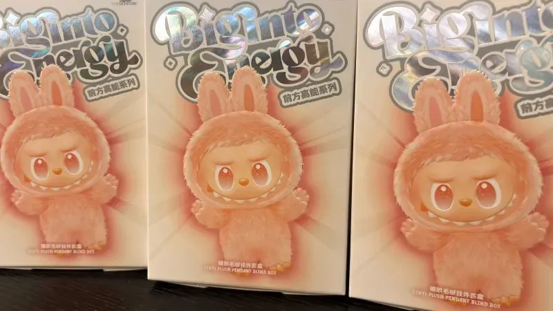 تماثيل لابوبو الجديدة "Big Into Energy" تعرض تصاميم ملونة تمثل مشاعر مثل الحب والسعادة، مستوحاة من الفولكلور الاسكندنافي.