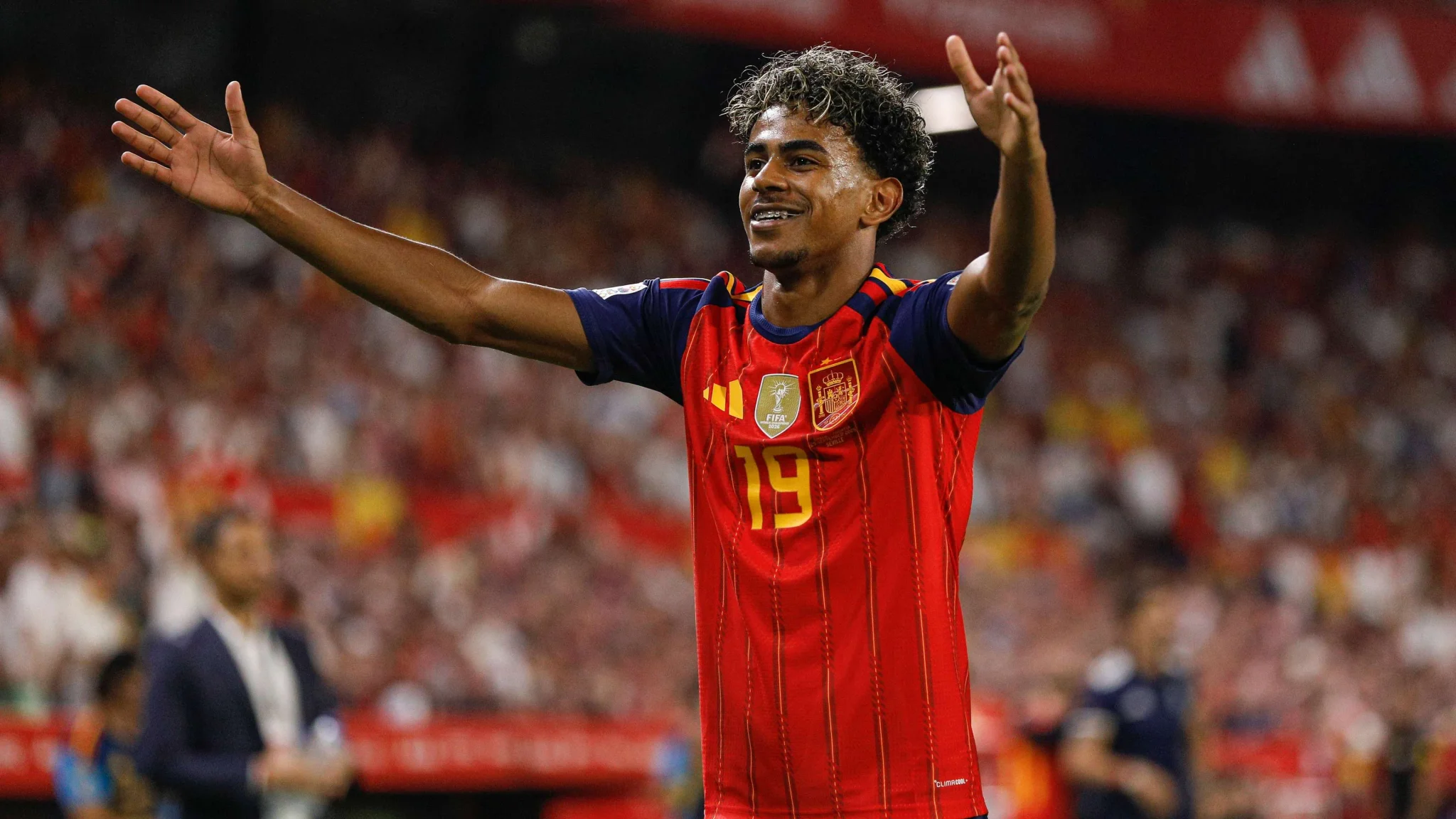 لاعب لامين يامال يحتفل بهدفه مع منتخب إسبانيا في مباراة دوري الأمم الأوروبية ضد كرواتيا، مع أجواء حماسية في الملعب.