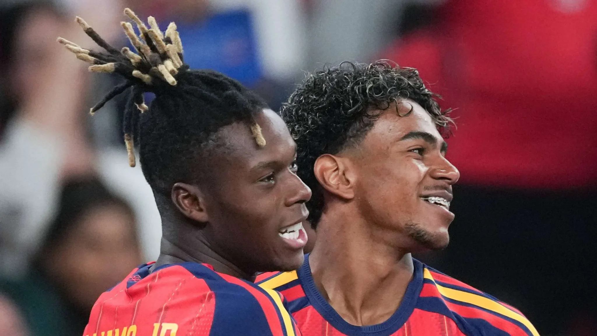 نيكو ويليامز ولامين يامال يحتفلان بعد هدف في فوز إسبانيا 4-1 على كرواتيا، مع تأكيد ويليامز على استحقاق يامال الكرة الذهبية.