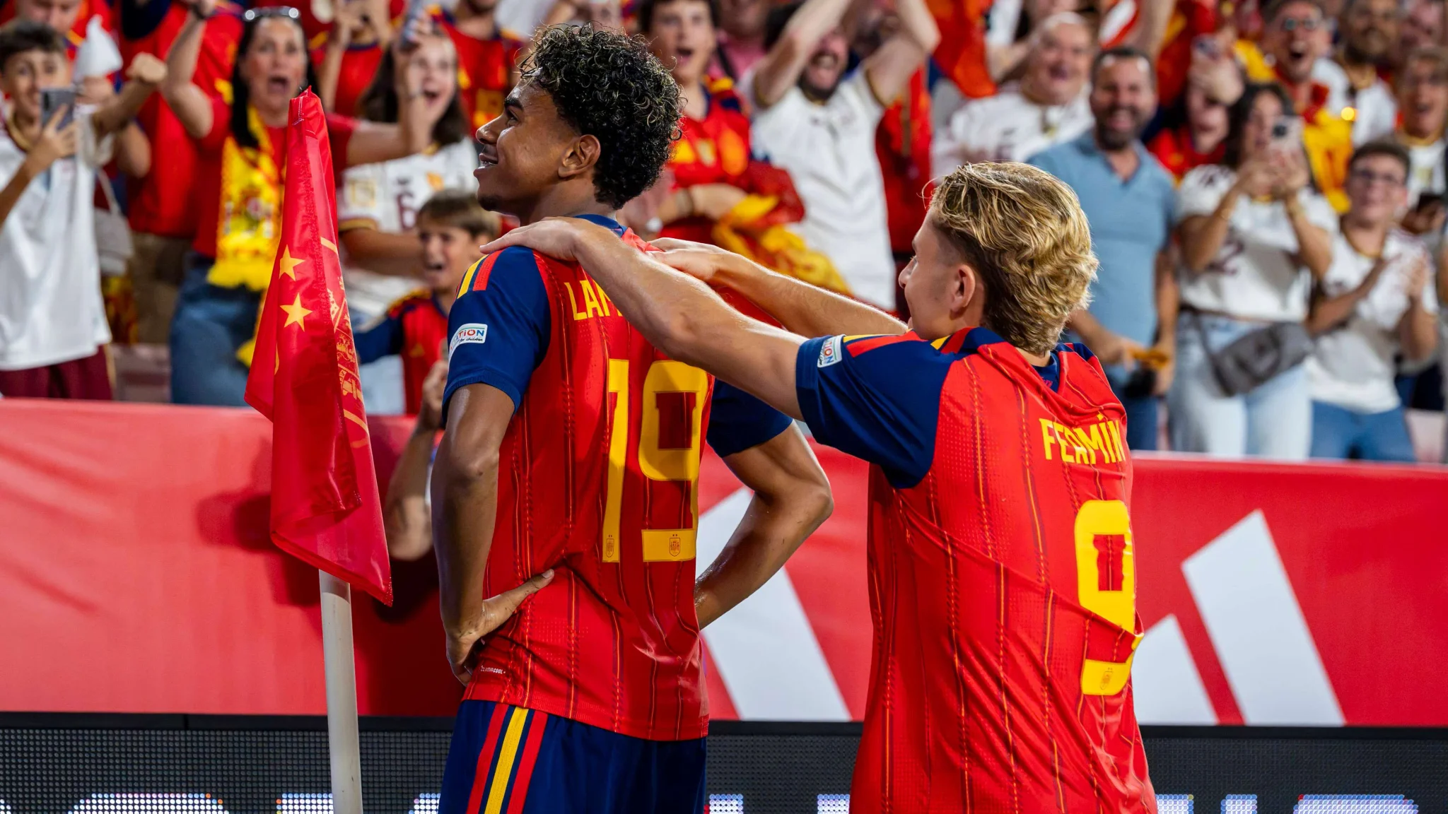 لاعبا منتخب إسبانيا نيكو ويليامز ولامين يامال يحتفلان بهدف في فوز إسبانيا 4-1 على كرواتيا ضمن دوري الأمم الأوروبية.