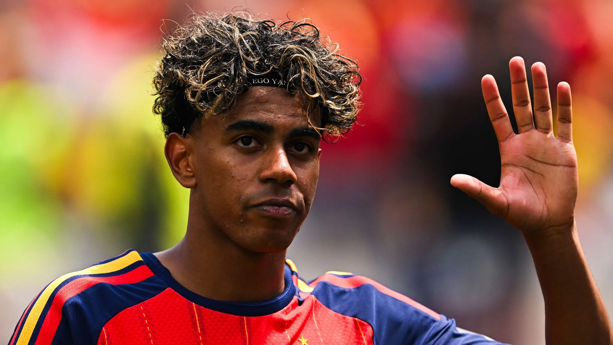 لاعب كرة القدم لامين يامال يرتدي قميص منتخب إسبانيا ويرحب بالجماهير قبل نصف نهائي كأس العالم.
