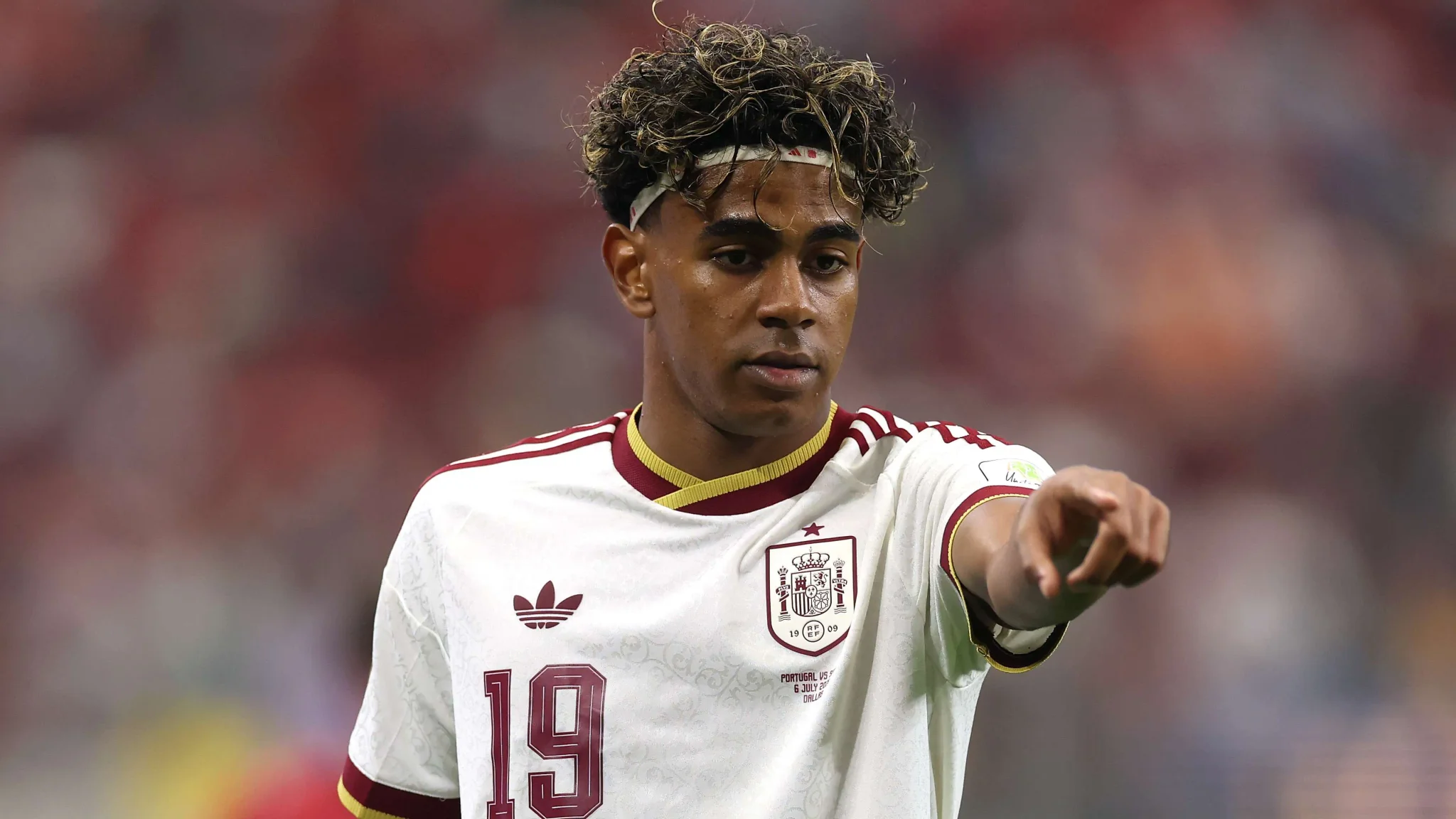 باو كوبارسي، مدافع إسباني شاب يرتدي قميص المنتخب رقم 19، يوجه يده أثناء مباراة كأس العالم 2026، مع تركيز واضح وأداء دفاعي متميز.