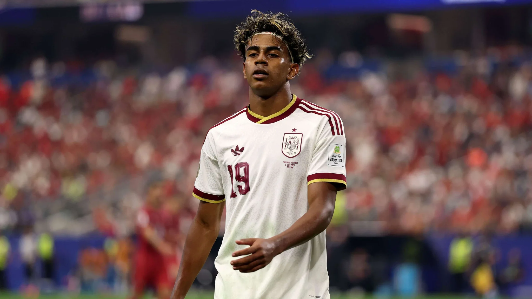 لاعب كرة قدم شاب يرتدي قميص منتخب إسبانيا رقم 19 خلال مباراة كأس العالم 2026، يعكس دور باو كوبارسي الدفاعي الحيوي في الفريق.