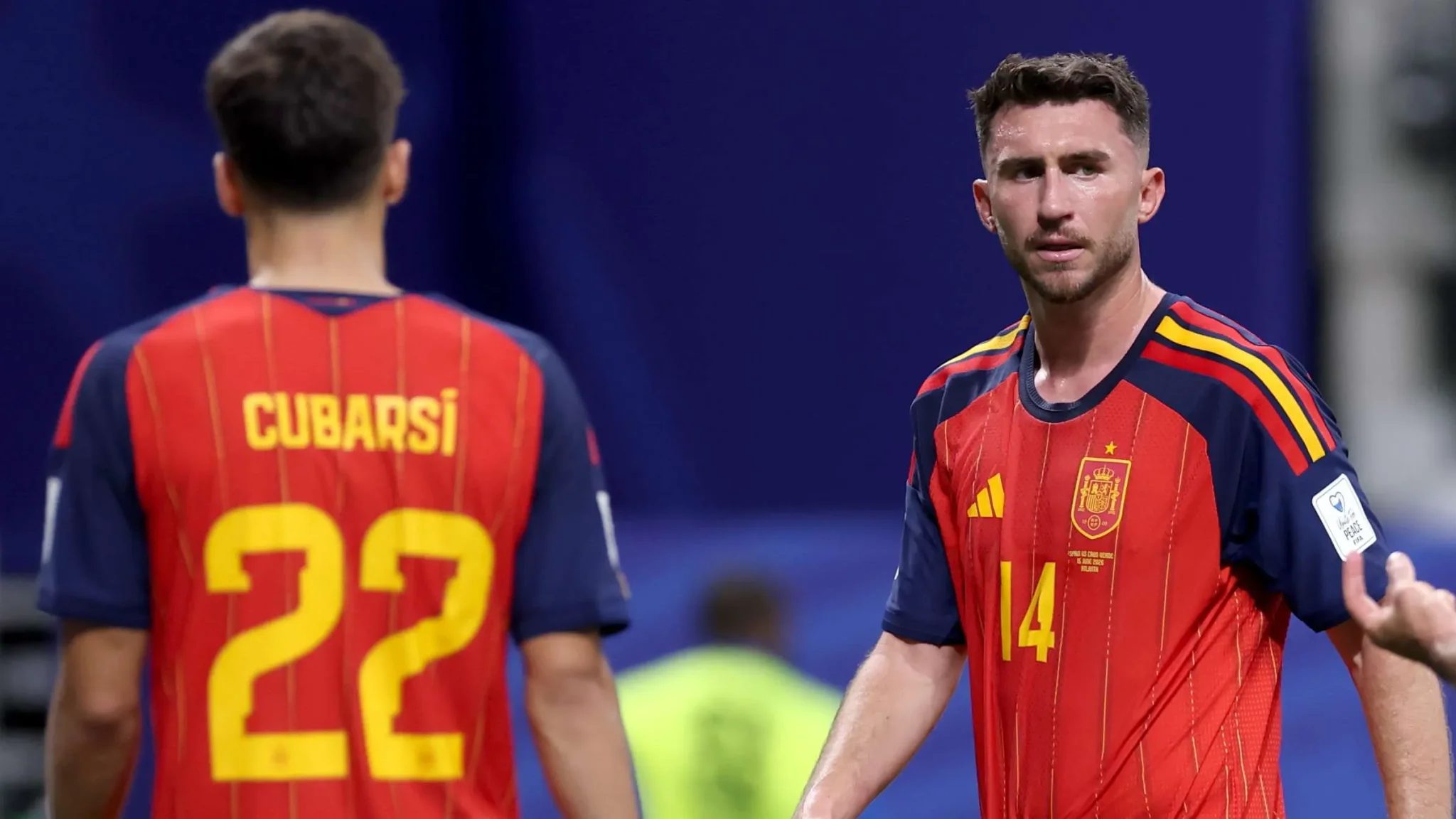 لاعبا منتخب إسبانيا Cubarsí وLaporte يرتديان زي الفريق الأحمر خلال مباراة كأس العالم 2026، مع تركيز على دور Cubarsí الدفاعي الحيوي.