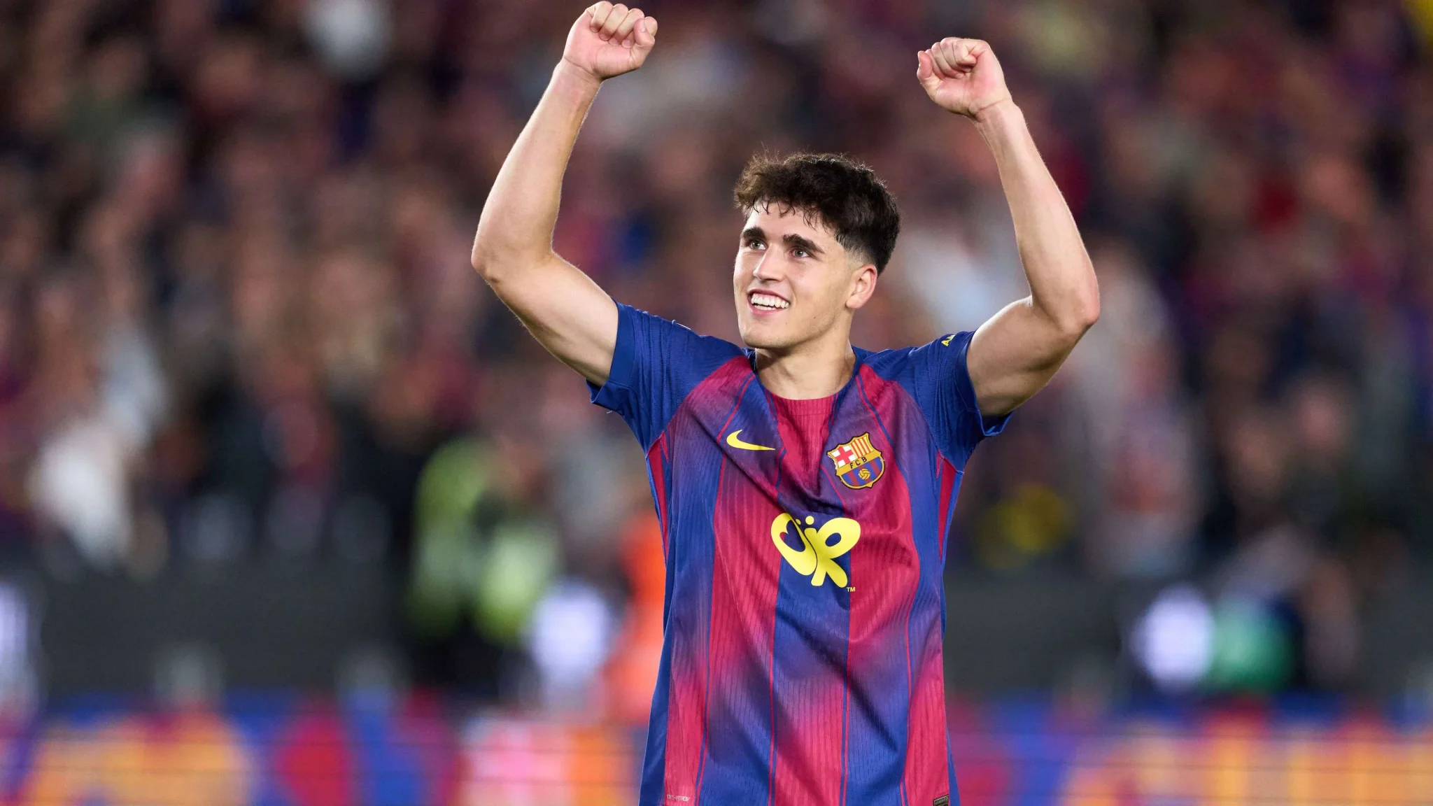 باو كوبارسي، مدافع برشلونة الشاب، يحتفل برفع يديه في ملعب كرة قدم، معبراً عن دوره الأساسي في دفاع إسبانيا في كأس العالم 2026.