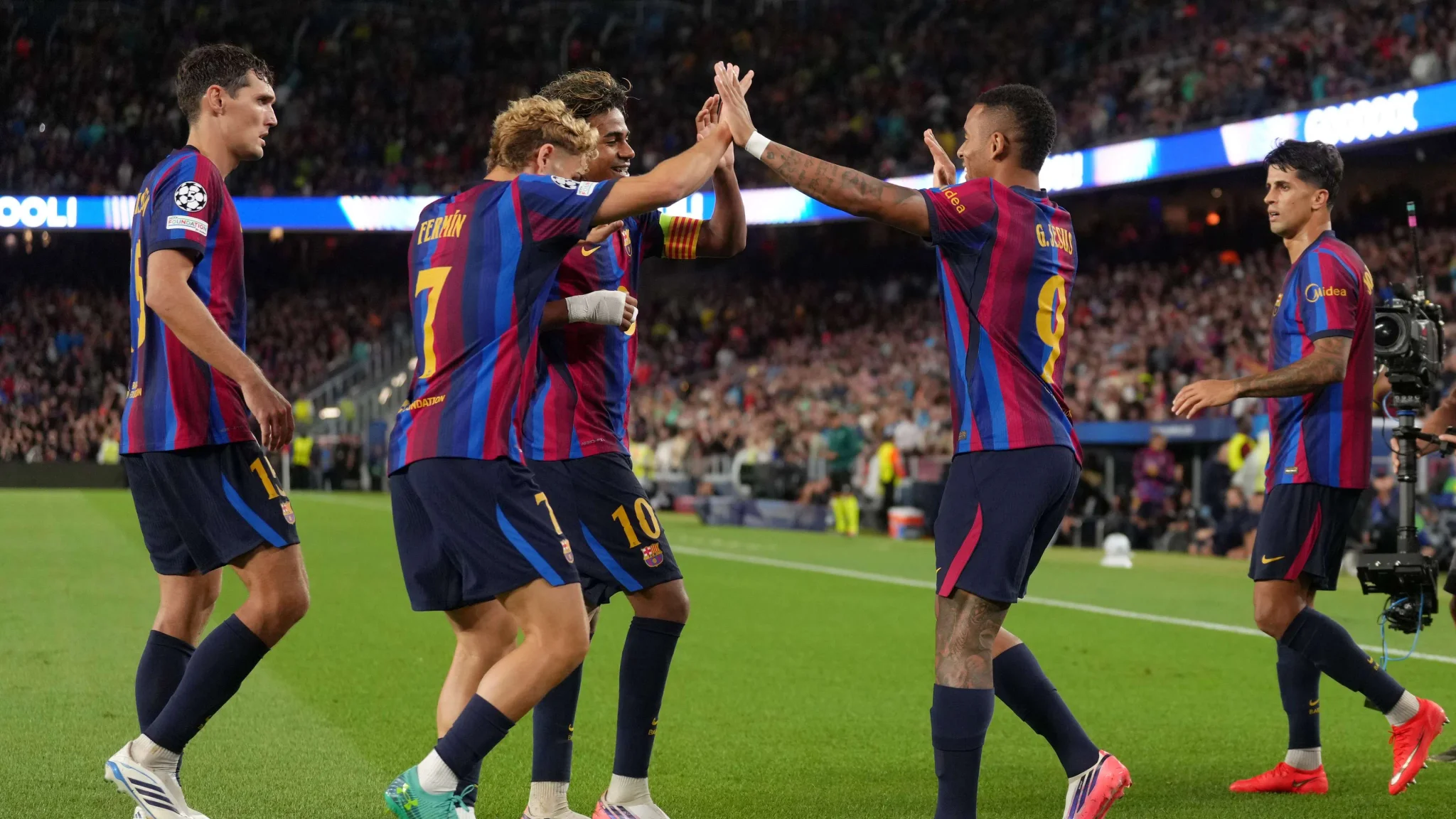 لاعبو برشلونة يحتفلون بهدف لامين يمال في دوري أبطال أوروبا، مع أداء مميز في فوز الفريق 5-1 على فينورد.