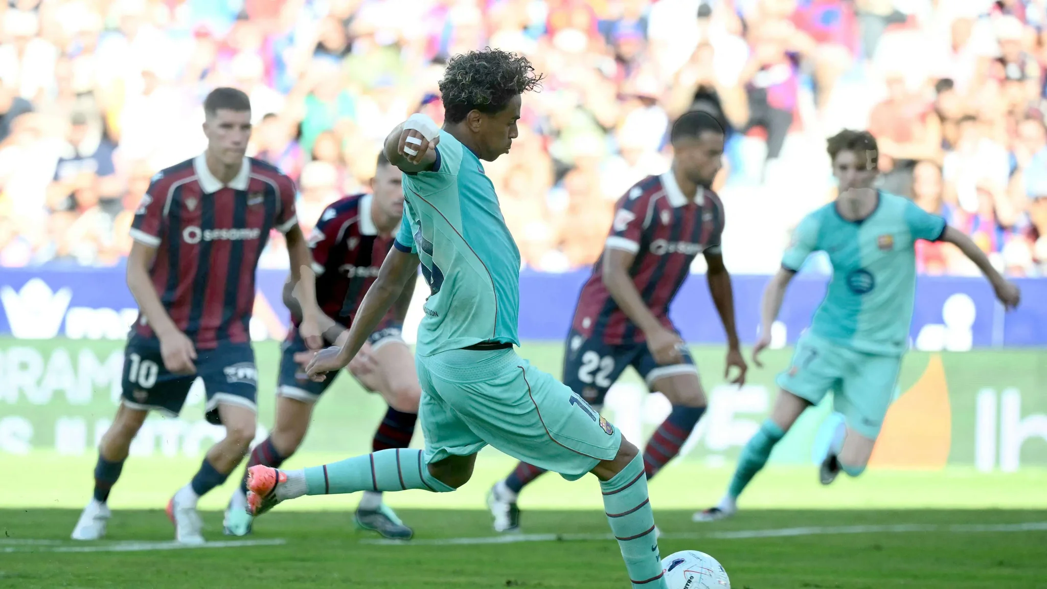 لامين يامال لاعب برشلونة يسدد كرة في مباراة الدوري الإسباني أمام ليفانتي، مسجلاً هدفين في بداية موسم استثنائي.