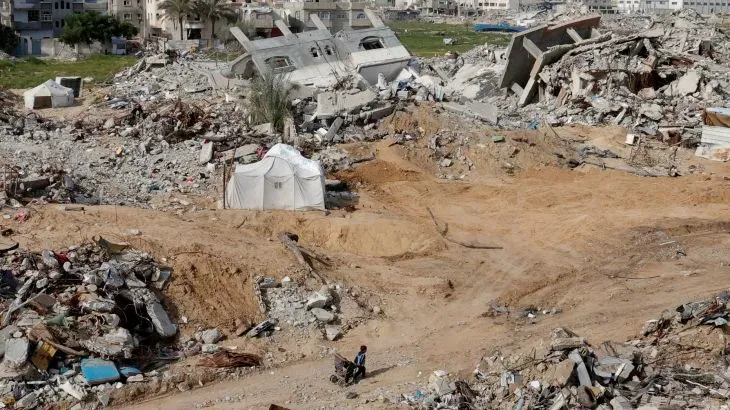 صورة تظهر الدمار الهائل في رفح، مع خيمة مؤقتة بين الأنقاض، مما يعكس الوضع الإنساني الصعب في غزة وسط الانتقادات لخطط الحكومة الإسرائيلية.