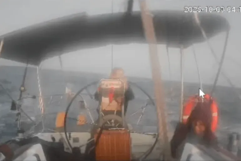 سفينة مارينيت، آخر قارب من أسطول الصمود العالمي، تبحر في البحر، حيث يواجه طاقمها تحديات أثناء محاولة الوصول إلى غزة.