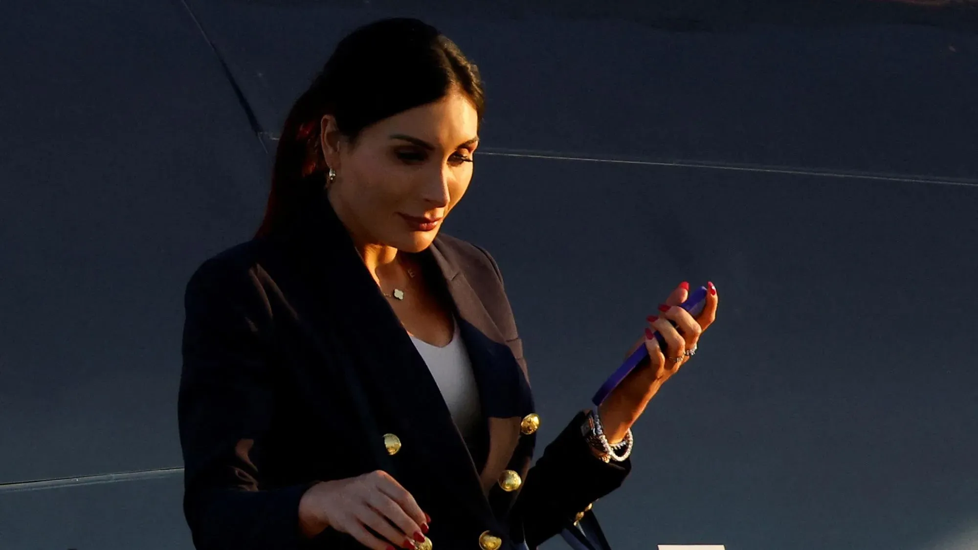 لورا لومر، الناشطة اليمينية، تغادر مجمع البيت الأبيض بعد اجتماع مغلق مع نائب الرئيس جيه دي فانس، وسط أجواء من التوتر السياسي.