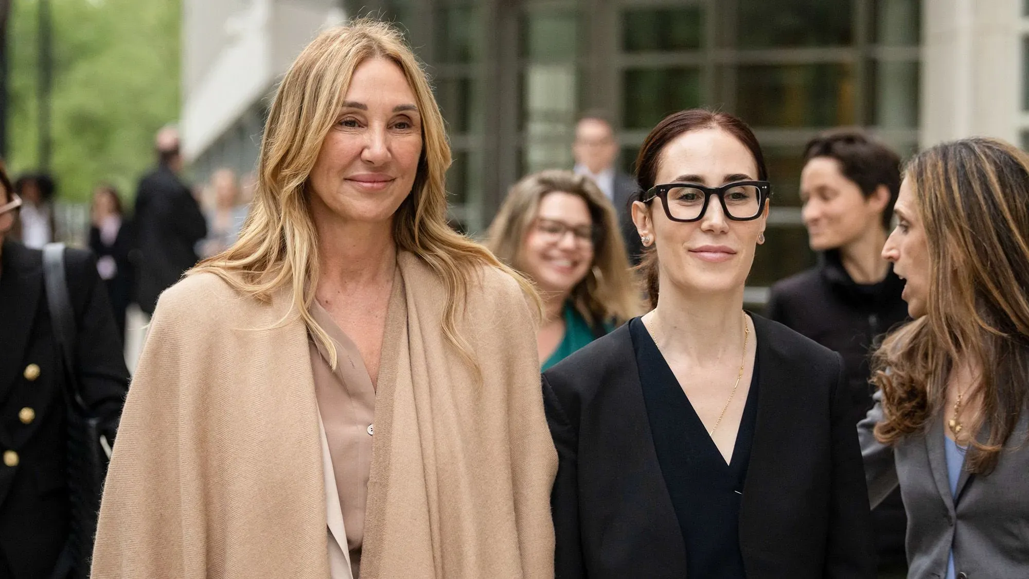 قادة شركة "وان تاست إنك" نيكول ديدون وراشيل شيرويتز يغادرون المحكمة بعد إدانتهم بتهم تتعلق بالعمل القسري واستغلال ضحايا الصدمات.