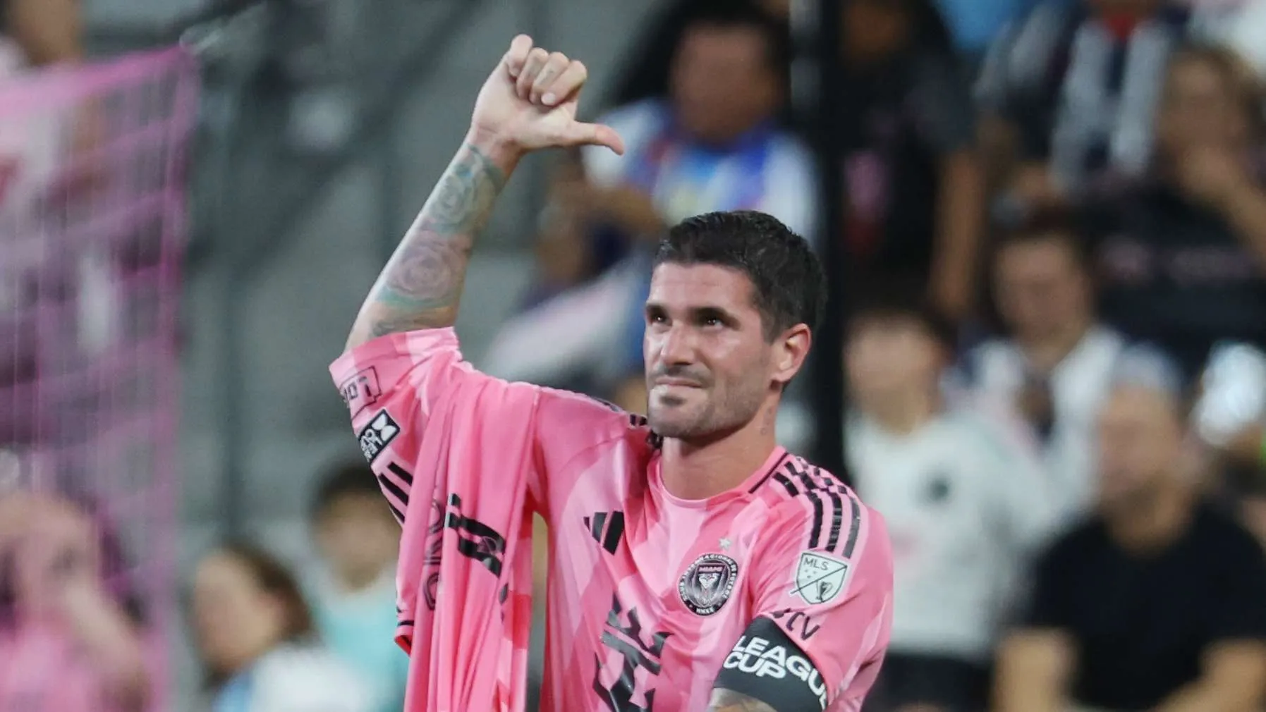 لاعب فريق Inter Miami يرفع قميص ليُظهر تضامنه بعد هدف Rodrigo De Paul في مباراة Leagues Cup ضد Monterrey.