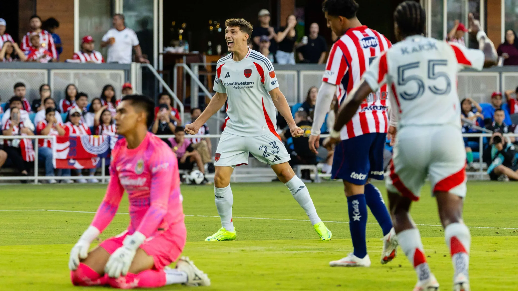 لاعب LAFC يحتفل بهدف الفوز في مباراة حاسمة ضد Toluca ضمن منافسات Leagues Cup 2026، وسط أجواء حماسية في الملعب.