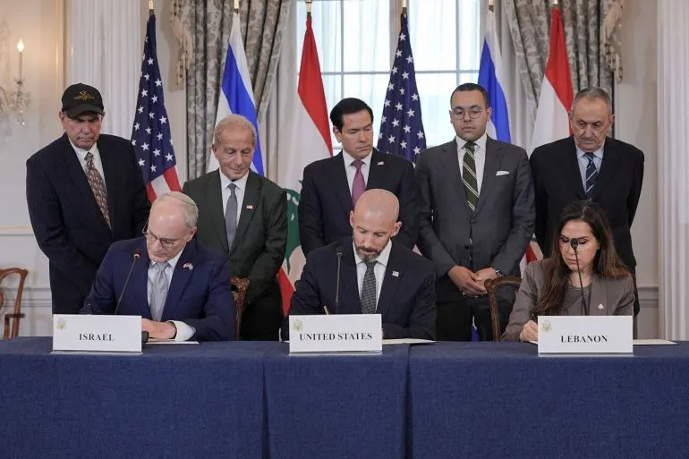 ممثلو إسرائيل ولبنان والولايات المتحدة يوقعون الاتفاق الإطاري وسط مراقبة دبلوماسيين، في سياق تحذيرات منظمات حقوق الإنسان بشأن خيانة ضحايا جرائم الحرب.