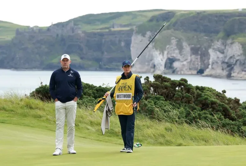 لي ويستوود وزوجته هيلين في بطولة الجولف المفتوحة، حيث تقود هيلين الحقيبة في أجواء طبيعية خلابة في رويال بورتروش.