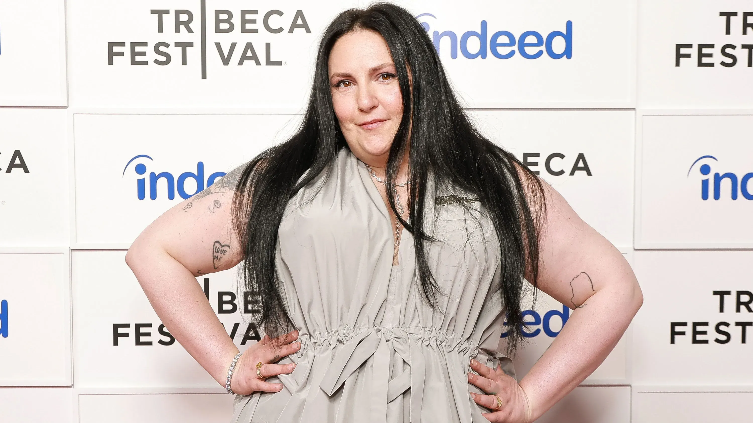 لينا دنهام تحتفل بإقلاعها عن الإدمان في مهرجان تريبيكا، مرتدية فستاناً فضفاضاً، تعكس ثقتها وإيجابيتها في الحياة.