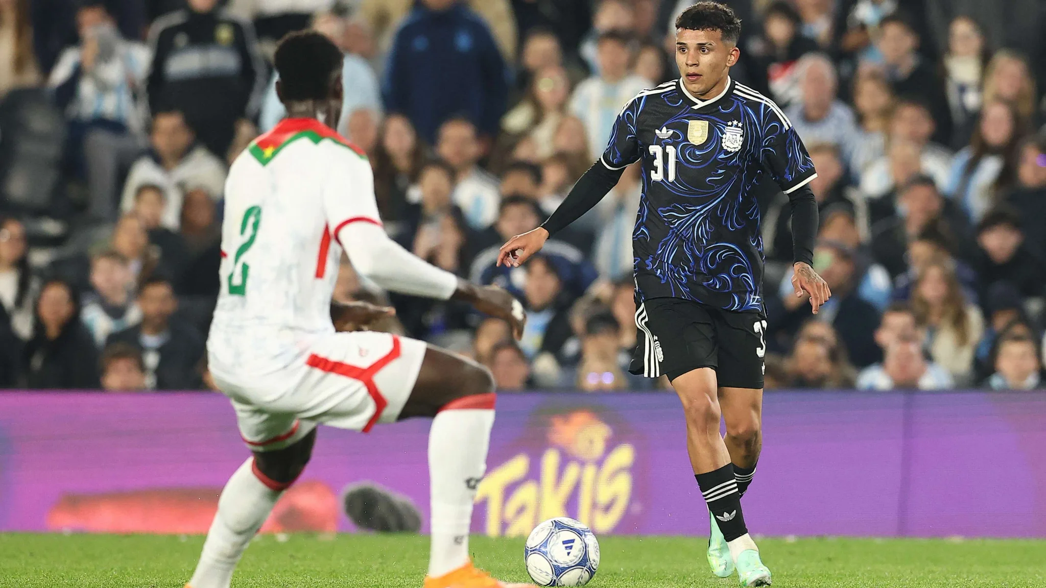 لاعب الأرجنتين فلوريس يسيطر على الكرة في مواجهة منتخب بوركينا فاسو ضمن مباراة دولية في ملعب مونومنتال.