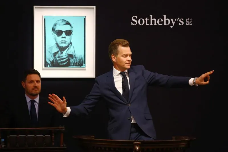 مزاد علني في دار سوذبيز، حيث يعرض مزاد لبطاقة رسالة نادرة كتبها أحد الناجين من تيتانيك، مع التركيز على التفاصيل التاريخية.