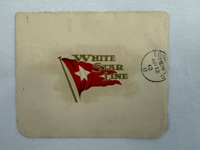 بطاقة بريدية تحمل شعار شركة "وايت ستار لاين" مع ختم تاريخي في 10 أبريل 1912، تتعلق برسالة كتبها راكب تيتانيك أرشيبالد جرايسي.
