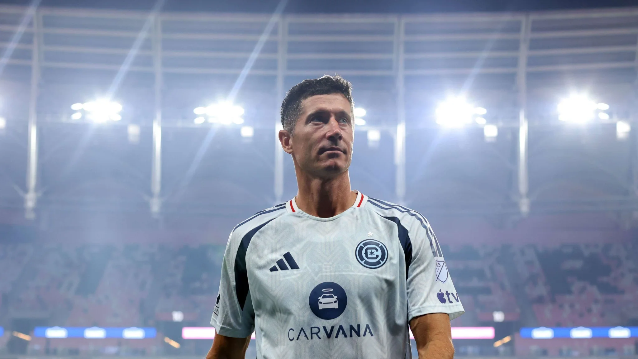روبرت ليفاندوفسكي نجم Chicago Fire في ملعب مضاء، يعكس تأملاته بعد نهائي كأس العالم 2026 الذي شهد تتويج إسبانيا.