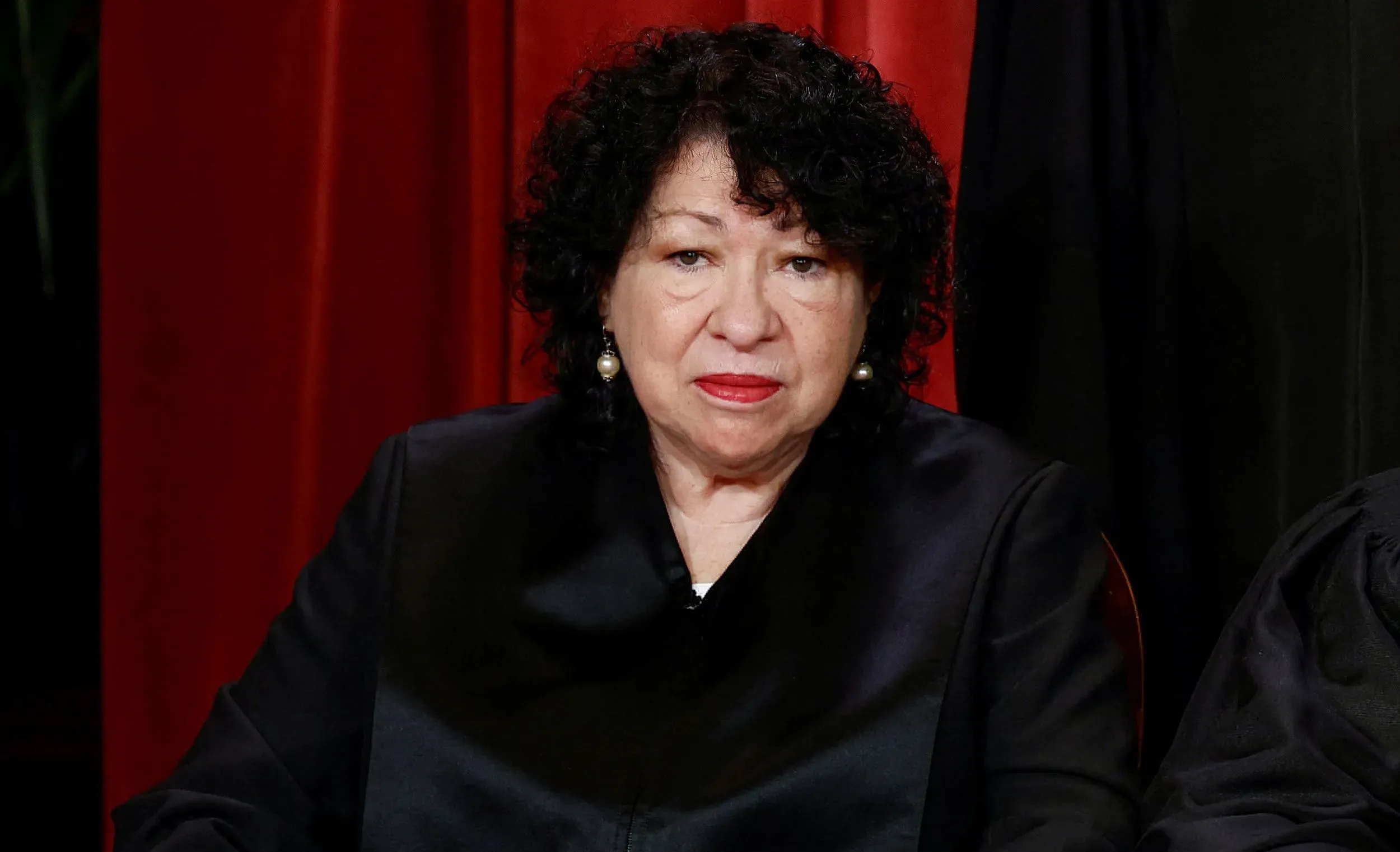 صورة للقاضية سونيا سوتومايور، وهي تجلس في قاعة المحكمة، تعبر عن انتقاداتها لأحكام المحكمة العليا المتعلقة بإدارة ترامب.