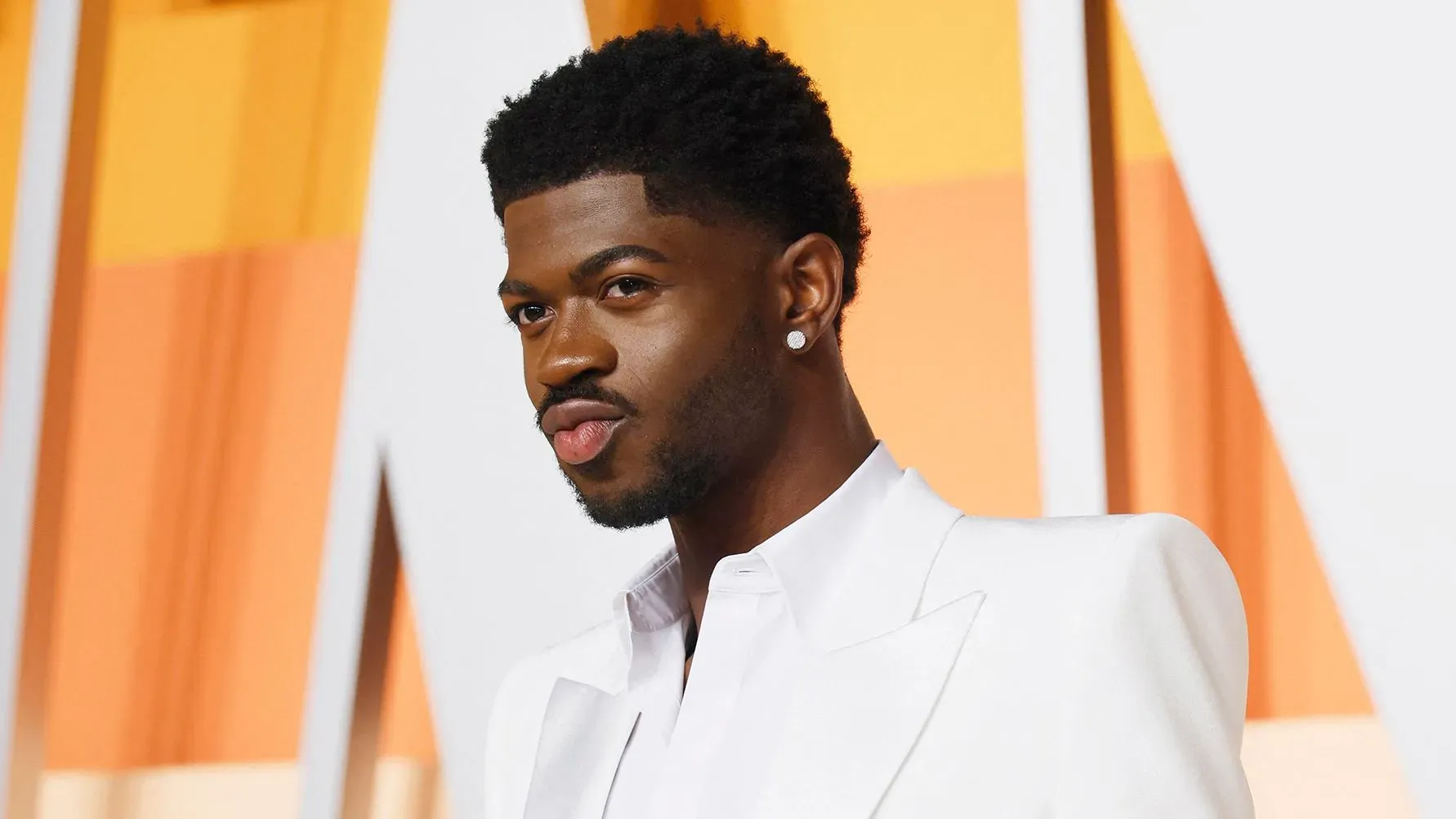 ليل ناس إكس يظهر في صورة أثناء حديثه عن حالته الصحية، حيث يعاني من شلل جزئي في وجهه، مبتسمًا رغم التحديات.