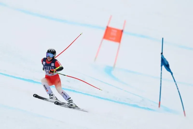 ليندسي فون تتزلج في سباق سوبر جي بكأس العالم، حيث احتلت المركز الثاني وسط تصفيق الجمهور، مستعرضة عودتها بعد الاعتزال.