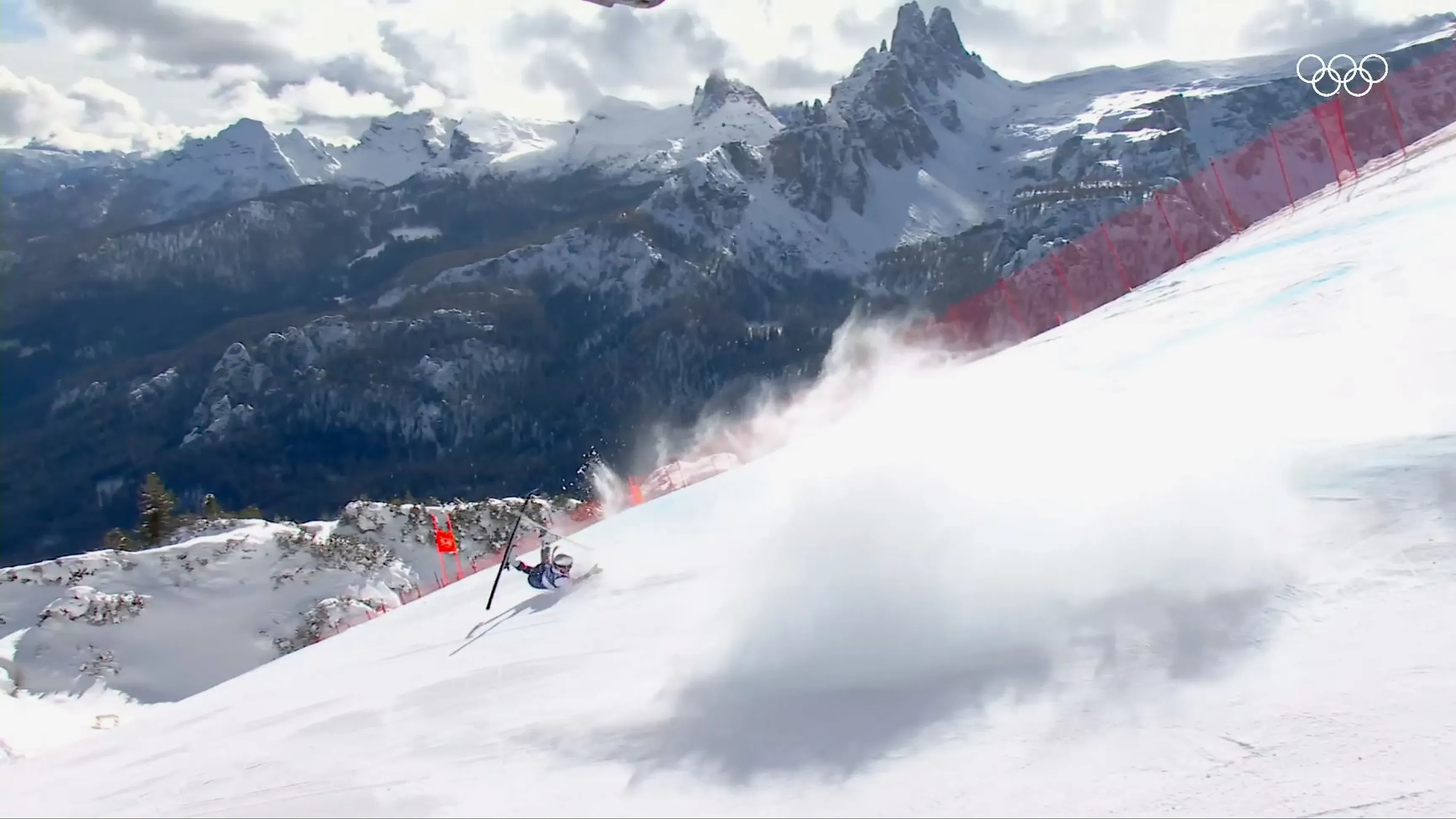 مشهد من سباق التزلج على المنحدرات في جبال الدولوميت، حيث تتعرض المتزلجة ليندسي فون لحادث، مع تساقط الثلوج حولها.