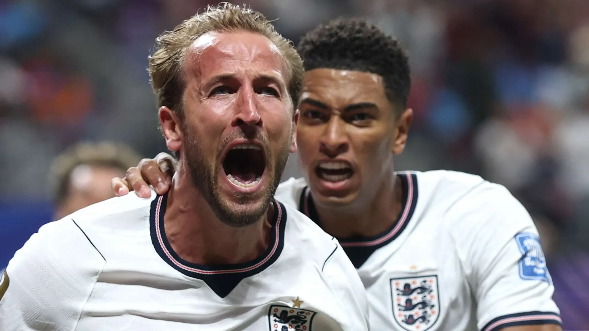 هاري كين وجود بيلينغهام يحتفلان بحماس خلال مباراة إنجلترا في كأس العالم 2026، مع التركيز على تحدي الأرجنتين بقيادة ميسي.