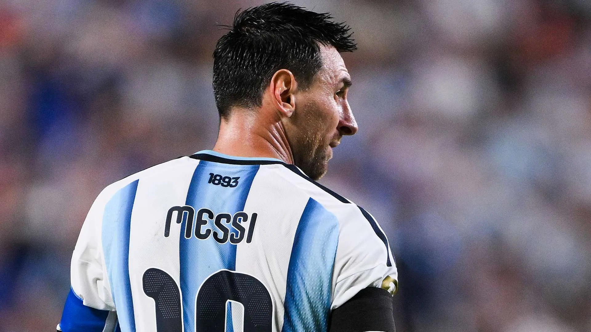 ليونيل ميسي يرتدي قميص الأرجنتين رقم 10 خلال مباراة كأس العالم 2026، رمز لقائد الفريق وأسطورة كرة القدم العالمية.