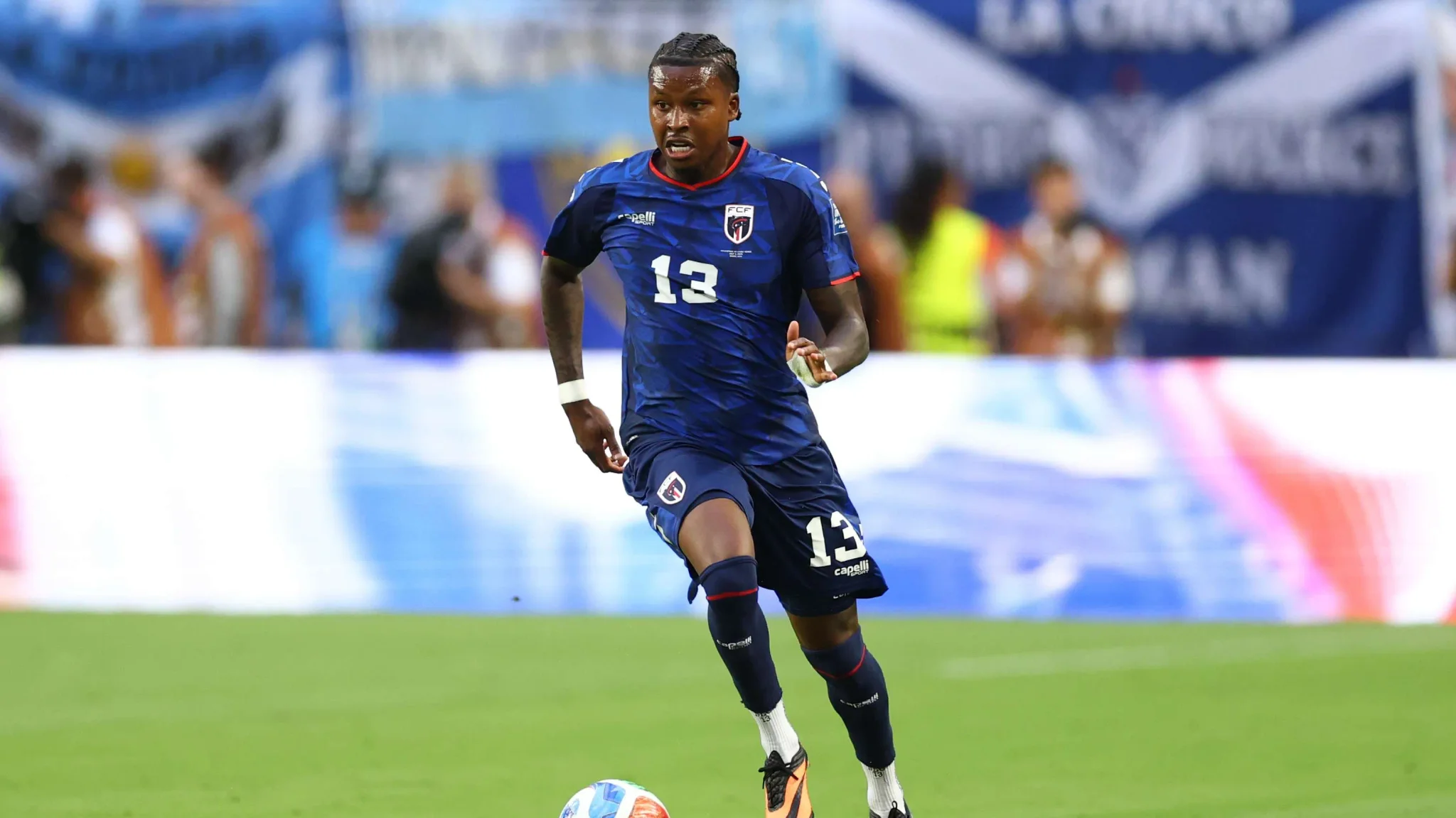 لوبيز كابرال لاعب الرأس الأخضر يرتدي القميص رقم 13 يركض بالكرة في مباراة كأس العالم 2026، مسجلاً هدفاً مميزاً ضد الأرجنتين.