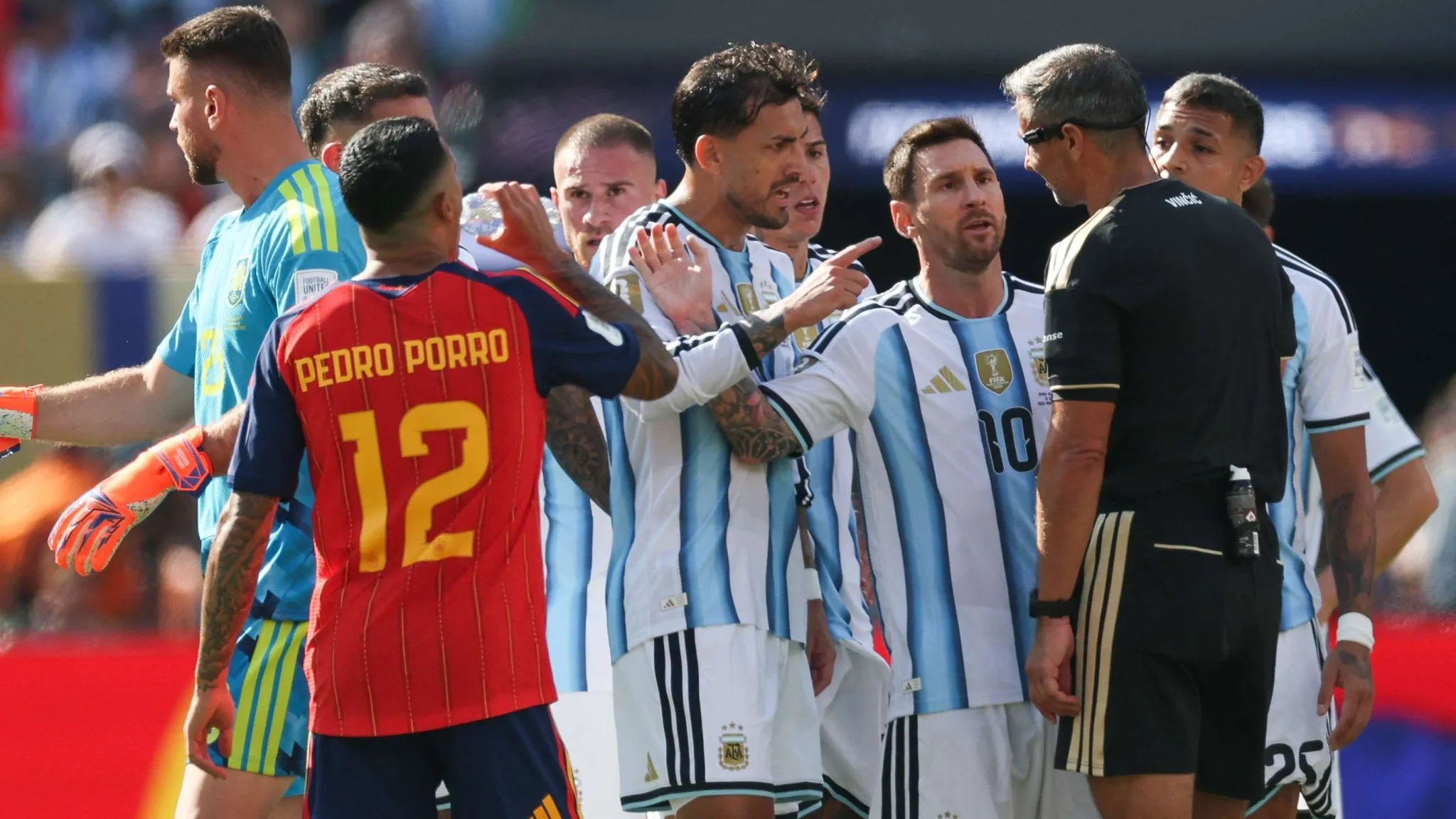 لاعبو الأرجنتين يحتجون على حكم المباراة خلال مواجهة المنتخب الإسباني، في مشهد يعكس التوتر بعد خسارة الفريق.