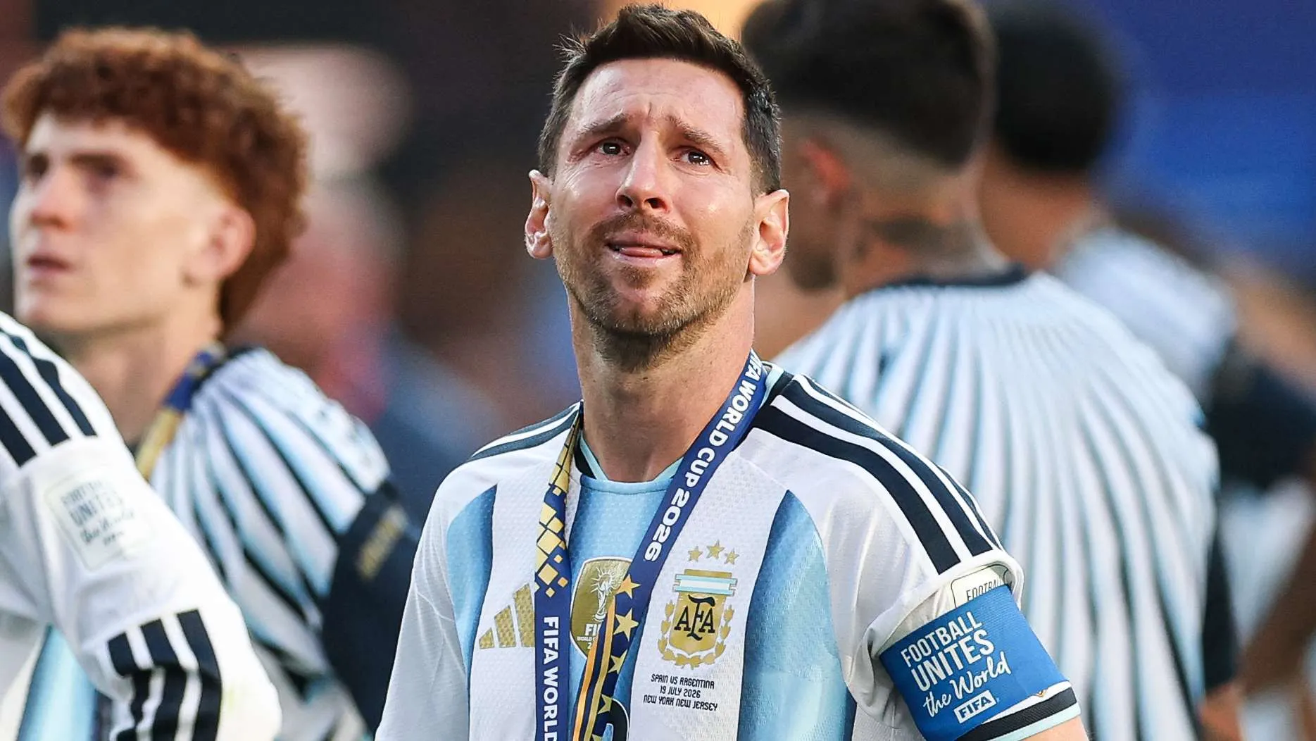 ليونيل ميسي يرتدي شارة القيادة وقميص الأرجنتين مع ميدالية كأس العالم 2026، يعبر عن مشاعر مختلطة بعد خسارة المنتخب الإسباني.