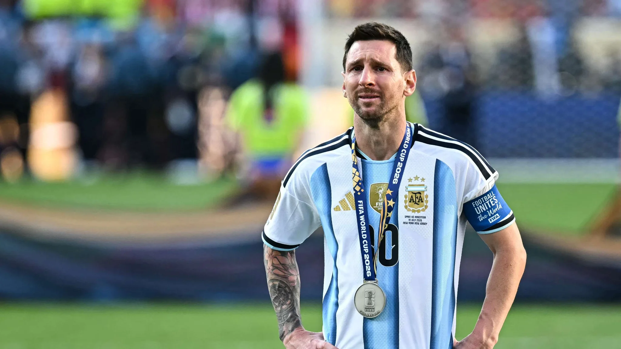 ليونيل ميسي قائد الأرجنتين يظهر بحزن وخيبة أمل بعد خسارة نهائي كأس العالم 2026 أمام إسبانيا في ملعب MetLife.
