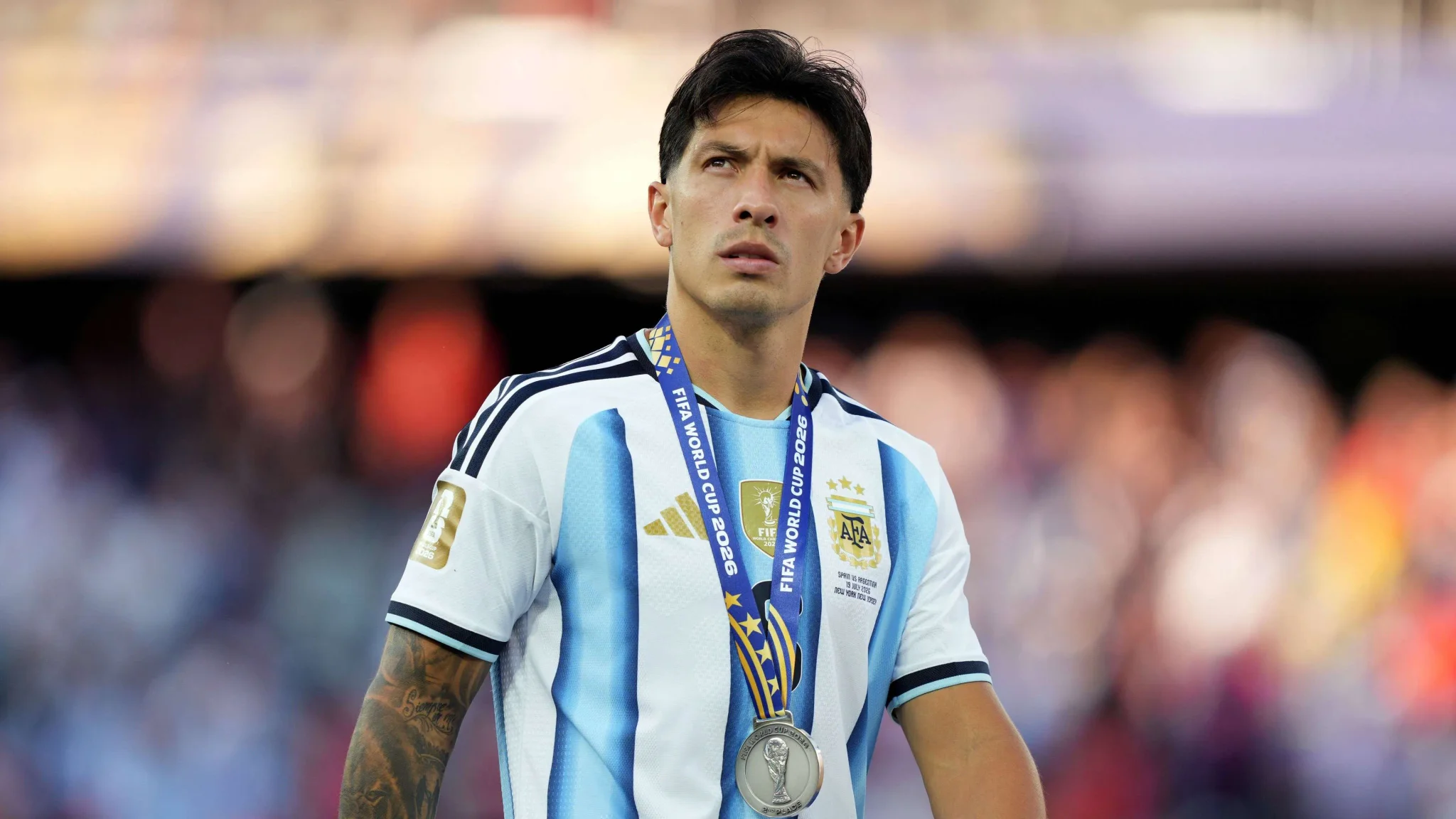 لاعب الأرجنتين ليساندرو مارتينيز يرتدي ميدالية الوصيف بعد خسارة نهائي كأس العالم 2026 في ملعب MetLife.