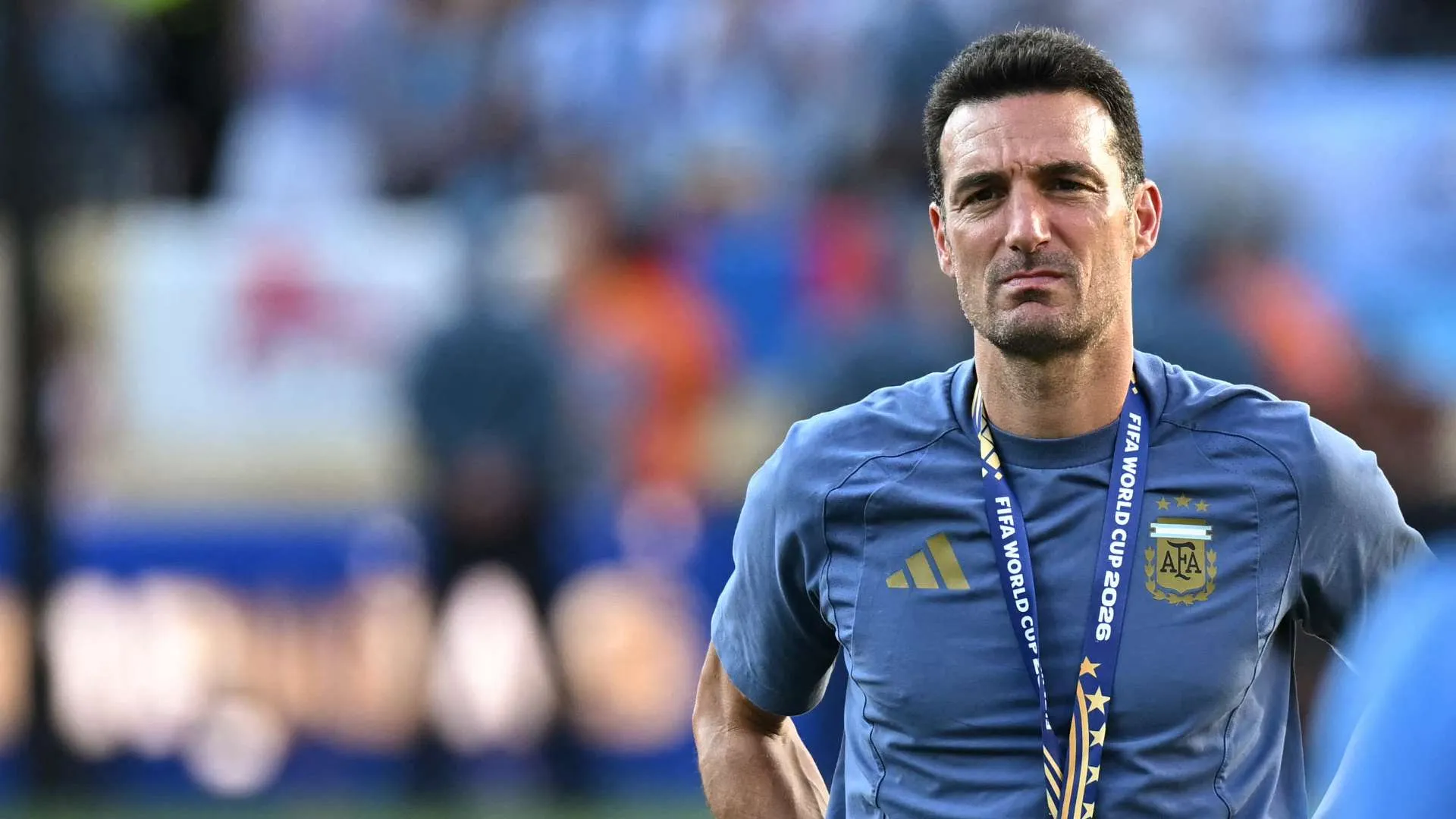 مدرب الأرجنتين ليونيل سكولوني يظهر بوجه جاد في ملعب MetLife بعد خسارة نهائي كأس العالم 2026 أمام إسبانيا.