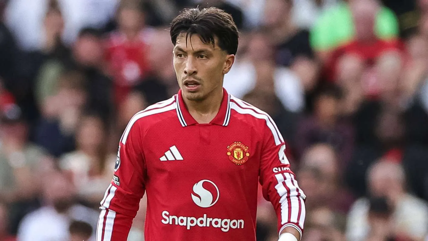 لاعب مانشستر يونايتد ليزاندرو مارتينيز يرتدي الزي الأحمر خلال مباراة الديربي المثيرة ضد مانشستر سيتي في الدوري الإنجليزي الممتاز.
