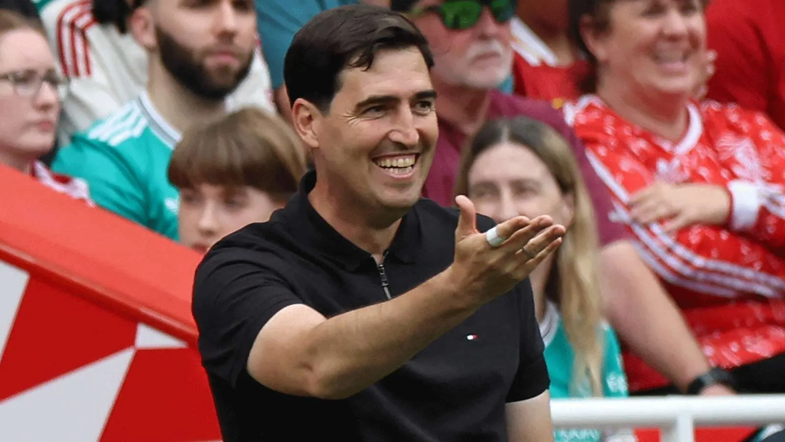 مدرب ليفربول أندوني إيرولا خلال مباراة، يعكس حماسه في ظل استعداد النادي للتعاقد مع باركولا لتعزيز التشكيلة قبل انطلاق الدوري الإنجليزي.
