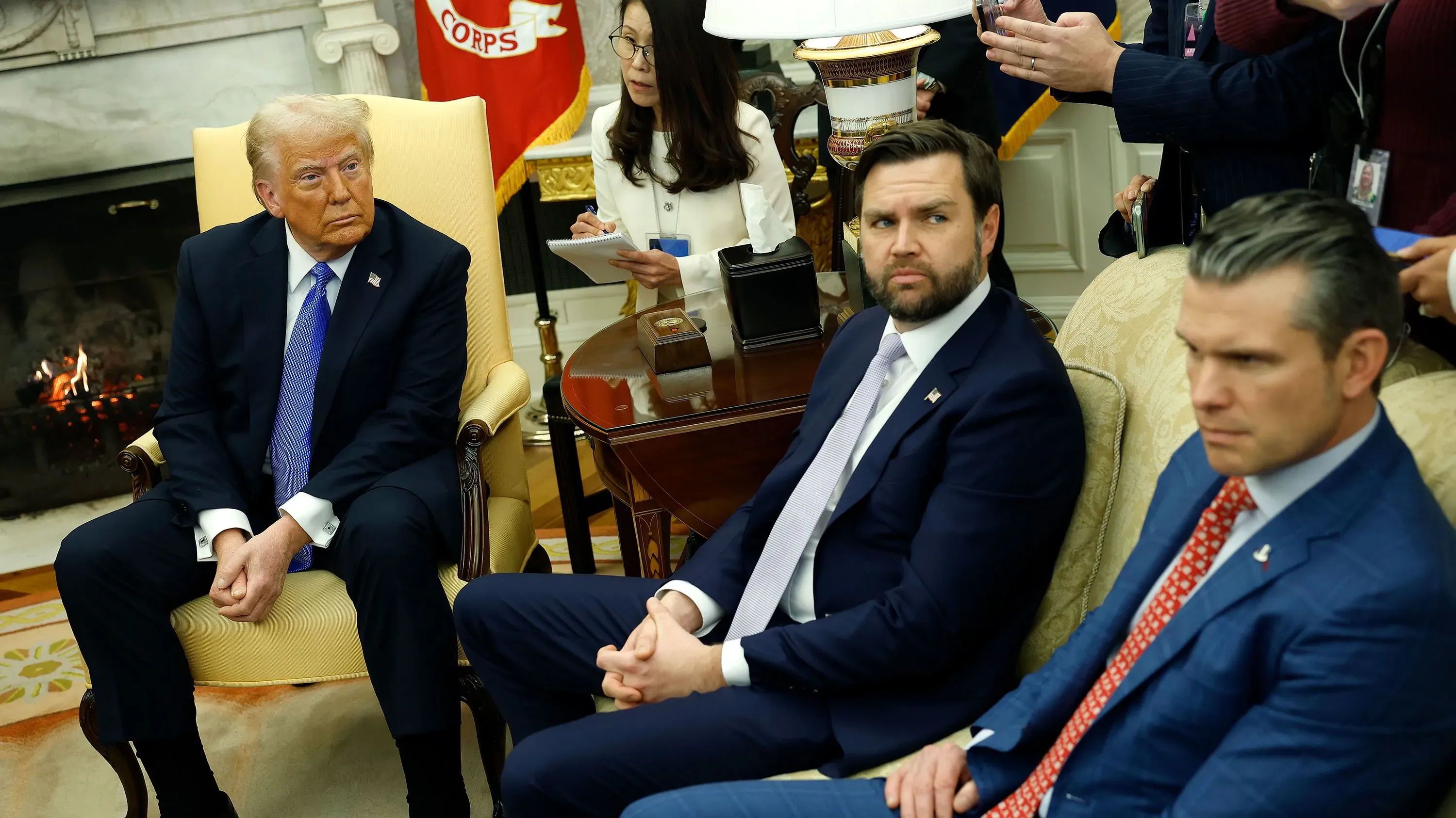 اجتماع في البيت الأبيض يضم دونالد ترامب وجي دي فانس، مع التركيز على قضايا السياسة الخارجية والمخاوف بشأن الضربات العسكرية في اليمن.