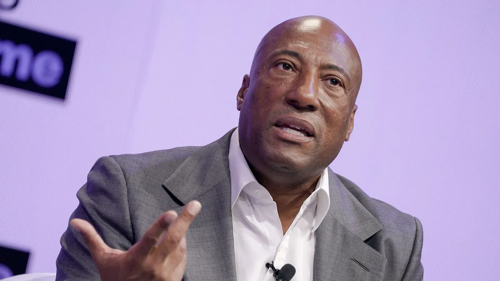 بايرون ألين، مؤسس مجموعة ألين ميديا، يتحدث خلال حدث، معبرًا عن رؤية الشركة لتغييرات في تغطية الطقس المحلي.