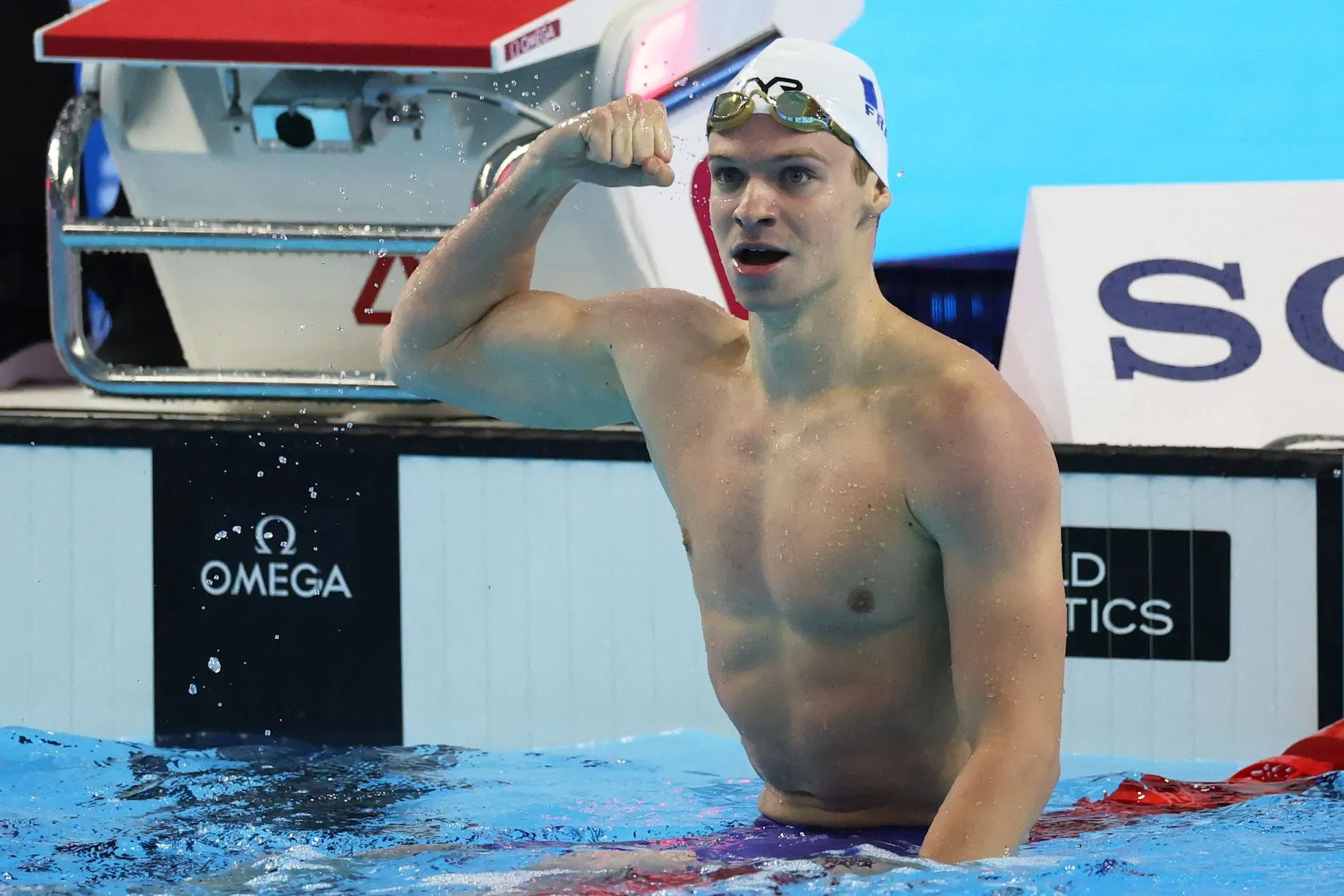 ليون مارشان يحتفل بعد تحطيمه الرقم القياسي العالمي لسباق 200 متر فردي متنوع في بطولة العالم للألعاب المائية في سنغافورة.