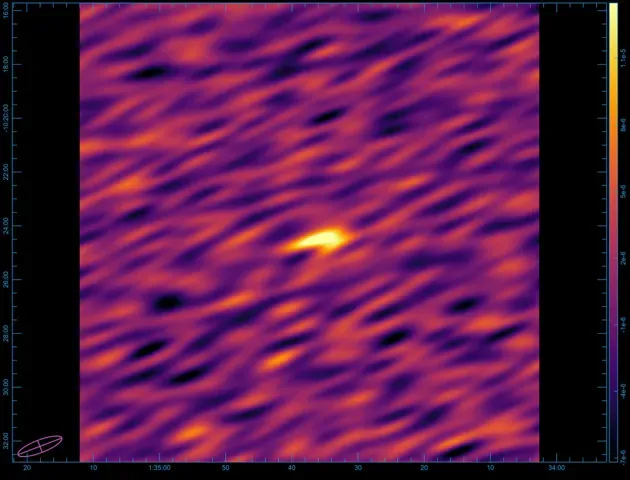 إشارة راديوية غريبة تظهر في صورة تمثيلية، تم اكتشافها من تلسكوب أسترالي، تشير إلى مصدر قريب من الأرض، مما يثير تساؤلات حول الحطام الفضائي.