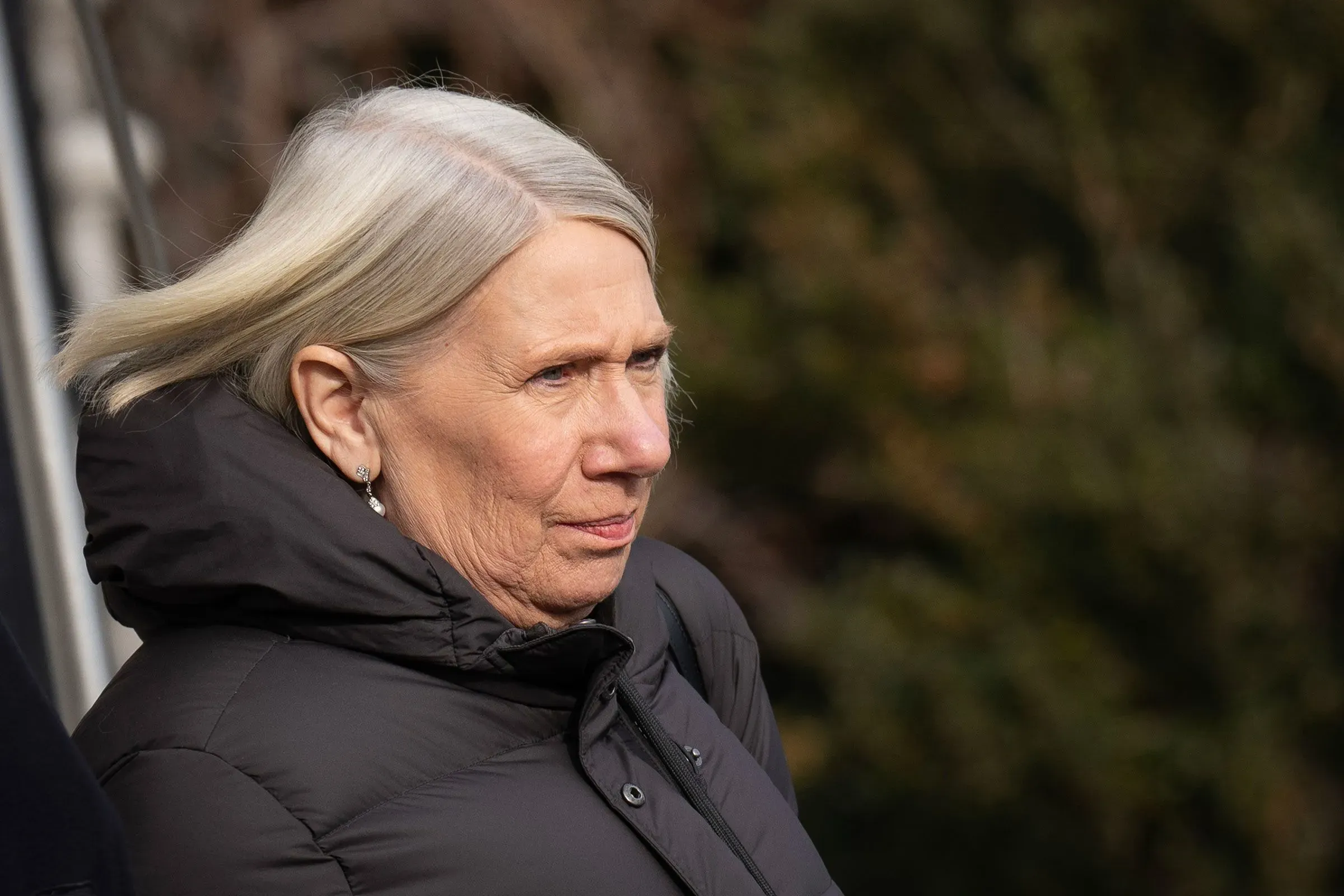 تظهر أنيتا دان، كبيرة مستشاري الاتصالات السابقة لجو بايدن، أثناء استعدادها للإدلاء بشهادتها أمام لجنة الرقابة في مجلس النواب.