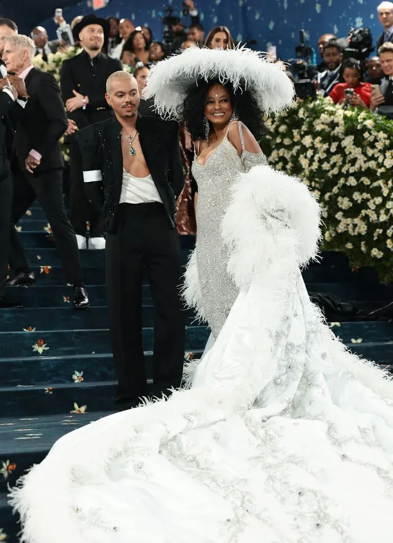 ديانا روس تتألق في حفل الميت غالا 2025 بفستان مزين بالكريستال وذيل بطول 18 قدماً، برفقة ابنها إيفان روس.