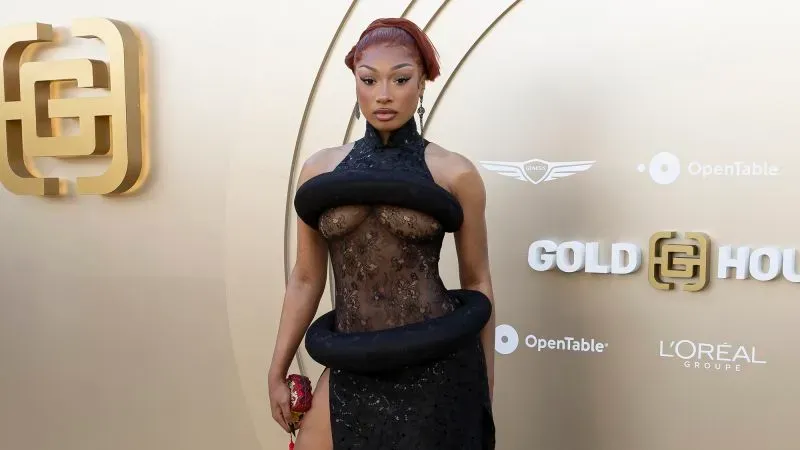 ميغان ثي ستاليون ترتدي فستانًا أسود شفافًا مع تفاصيل دراماتيكية، في حفل جولد جالا، مع لمسات من تصميم تشيباو الصيني.